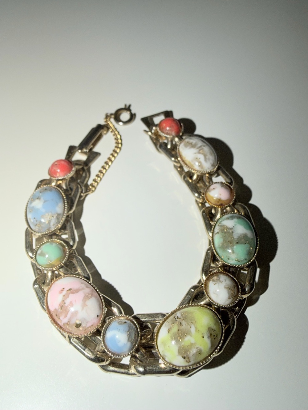 Vtg Art Uranium Glass Pastel Swirl Colors With Gold-Tone Link Chain Bracelet